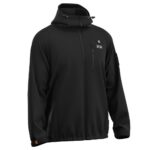 Productfoto van zwarte verwarmde jas met capuchon en ritssluiting, softshell stof met borstzak en mouwdetail, geschikt voor werk en outdoor gebruik